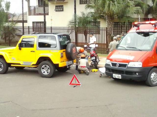 Motociclista sofre fratura ao colidir em Jeep na Vila dos Vendas