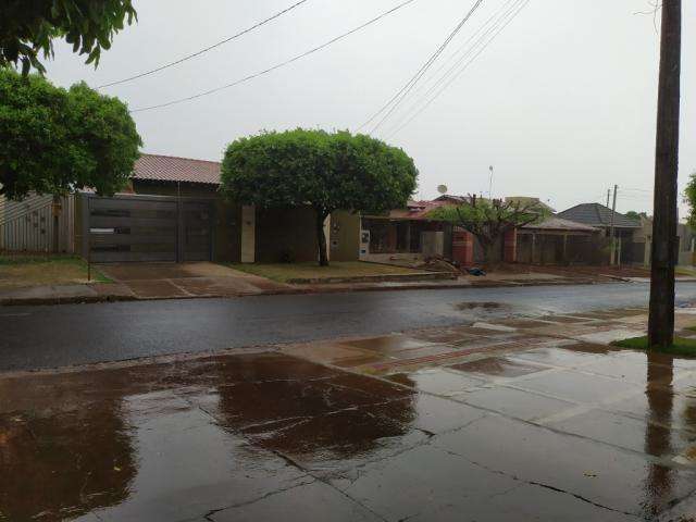 Primeira chuva de outubro alivia calor&atilde;o de quase 37 graus