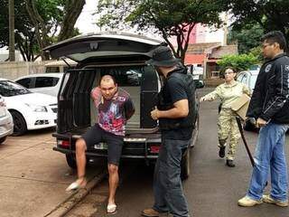 Silvano Nascimento é retirado de viatura após ser preso hoje em Dourados (Foto: Adilson Domingos)