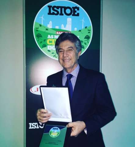 Em SP, prefeito recebe pr&ecirc;mio de revista por desenvolvimento socioecon&ocirc;mico