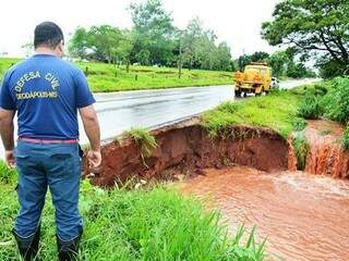 Em Deodápolis, na MS 276, a água da chuva levou as margens da rodovia. (Foto: Wilson Amaral/MS Cidades)