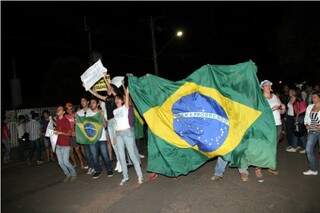 Pelo menos 300 pessoas participaram do protesto em Três Lagoas. (Foto:Perfil News)