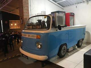 Parte de uma Kombi foi reformada e virou balcão na lanchonete. 