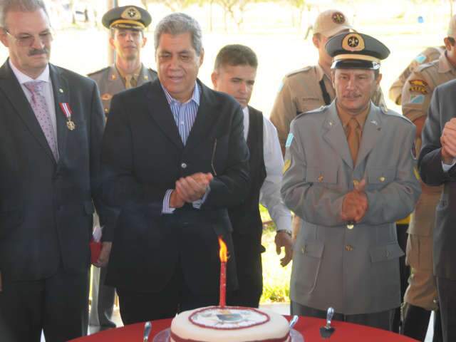 Puccinelli faz 64 anos e ganha bolo e parab&eacute;ns em solenidade dos bombeiros