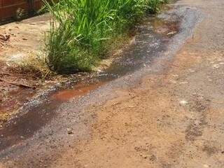 Água limpa escorre pela rua, gerando reclamação de moradora. (Direto das ruas)