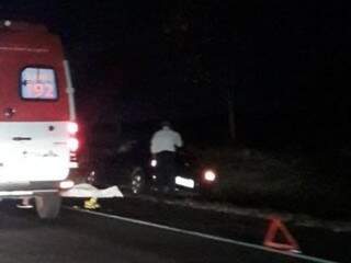 Ambulância do Corpo de Bombeiros ao lado do corpo da vítima e do veículo envolvido em acidente na BR-262 (Foto: Direto das Ruas)
