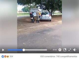Cena de vídeo gravado por morador mostrando agente confeccionando multa (Foto: Reprodução)