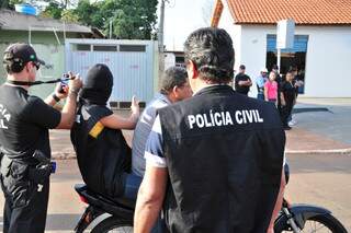 Na reconstituição do crime, adolescente usou capuz e colete e Jadher ficou no carro. (Foto: João Garrigó)