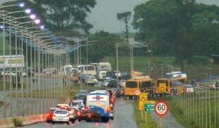 Bloqueio provocou congestionamento na Avenida Guaicurus (Foto: Franz Mendes)