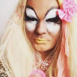 &quot;Eu até quero ser bonita como drag em beleza feminina, mas também quero ser engraçada&quot;, diz Duda.
