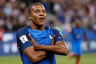 Braços cruzados, a marca de Mbappé nas comemorações de gol; atacante é esperança francesa de vitória