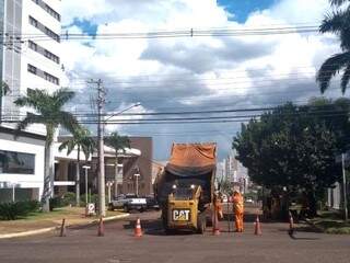 Tráfego na Alagoas vem sendo suspenso e liberado conforme tapa-buracos avança. (Fotos: Direto das Ruas)