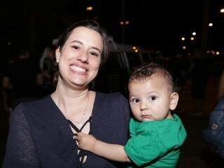 Servidora pública Luciana Peruzzo, de 34 anos, levou o filho João Pedro de 9 meses pela primeira vez ao evento. (Foto: Kísie Ainoã)