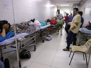 Fila de macas e cadeiras no corredor do Pronto Atendimento Médico no HU (Izabela Sanchez)