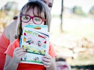 A menininha enxerga o mundo por trás dos óculos desde 1 ano de idade e talvez seja pelo vermelho ou roxo da armação que ela veja cor em tudo. (Fotos: Arquivo Pessoal)