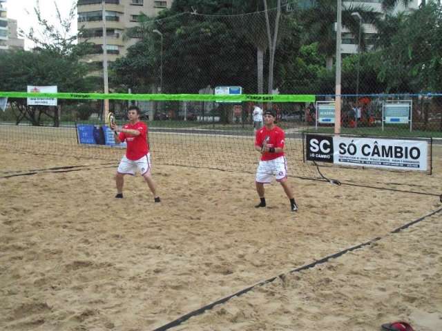 Torneio de beach tennis come&ccedil;a amanh&atilde; com 92 duplas na disputa
