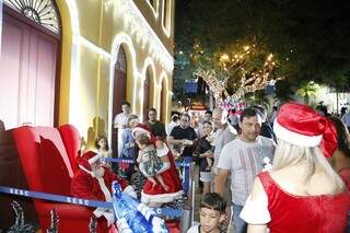 Fila na Morada dos Baís para conhecer o Papai Noel. (Foto: Gerson Walber)