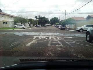 Moradores pintaram novo &quot;Pare&quot; para evitar acidentes em cruzamento (Foto: Divulgação)