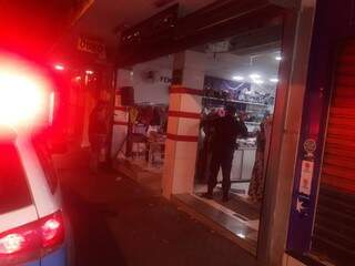 Policiais militares permaneceram no local até a chegada do proprietário da loja. (Foto: Divulgação PM)  