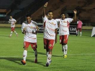 Guilherme (centro) comemora gol e contabiliza 7 gols no Estadual. (Foto: Renato Giansante/7 de Dourados)