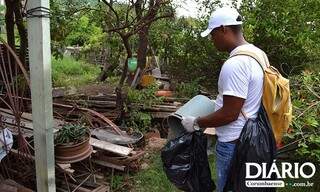 Agentes visitam casas em ação para evitar proliferação de mosquito. (Foto: nderson Gallo/Diário Corumbaense)