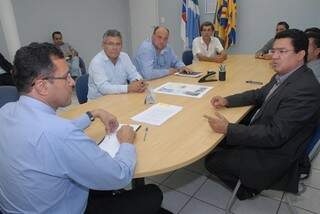 Na OAB/MS, o encontro contou ainda com a presença dos prefeitos de Angélica (Luiz Antonio Milhorança), Deodápolis (Maria Viana), Itaporã (Wallas Milfont), e Batayporã (Alberto Luiz Saovesso). 