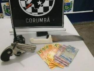 Dinheiros, faca e arma falsa usada na ação. (Foto: Diário Corumbaense) 