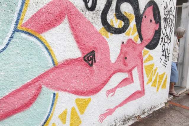 Fam&iacute;lia oferece muro para grafite, mas se revolta com mulher pelada na fachada