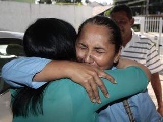“Obrigada, muito obrigada por ter salvado meu filho”, repetia Marilda para a advogada. (Fotos: Cleber Gellio)