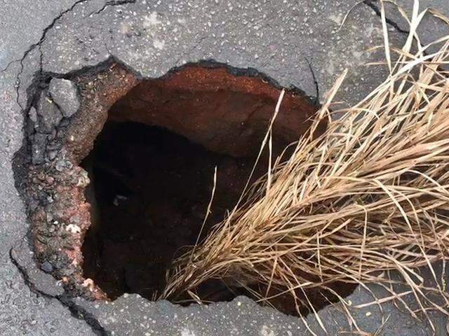 Em cerca de 1 hora, chuva faz buraco aumentar na Rua da Paz
