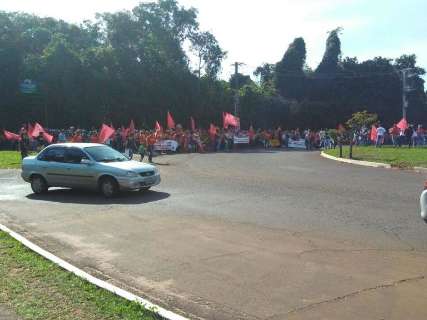 Servidores fecham avenida e impedem acesso ao Parque dos Poderes