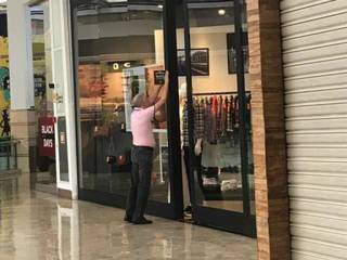 Depois de correria da meia-noite, manh&atilde; em shopping &eacute; de lojas vazias