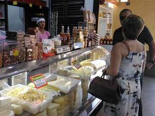 Clientes compram queijo no Mercadão nesta terça-feira (Foto: Kleber Clajus)