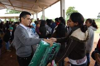 Presidente da Águas participa da entrega de cobertores e agasalhos a comunidades carentes (Foto: Divulgação)