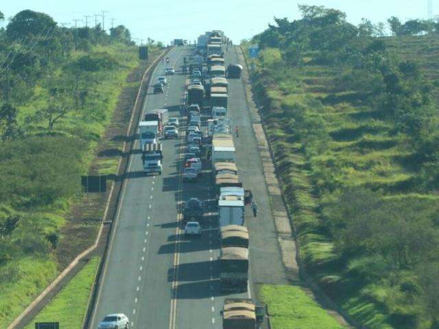 Protesto de &iacute;ndios causa 10 km de congestionamento na BR-163