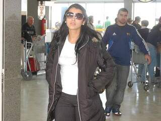 A ex-BBB Priscila Pires em um de seus desembarques no Aeroporto Internacional de Campo Grande. (Foto: Adriano Hany)