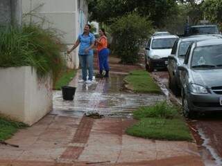 Funcionários limpam calçada na manhã de hoje. (Foto: Fernando Antunes)