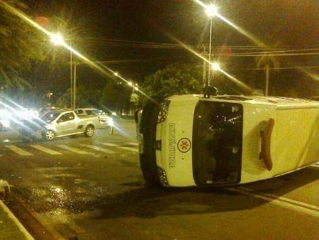 Ambul&acirc;ncia do Ex&eacute;rcito bate em picape e tomba na Duque de Caxias