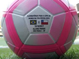 A bola rosa em apoio à campanha de conscientização contra o câncer de mama (CBF/Divulgação)