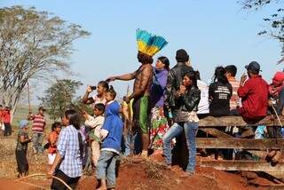 Índios que ocupam a fazenda Yvu, em Caarapó, onde agente de saúde foi morto (Foto: Helio de Freitas)