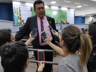 Vereador Valdir Gomes (PP) falando coma imprensa na Câmara de Campo Grande nesta terça-feira (18) (Foto: Assessoria de imprensa do vereador/Divulgação)