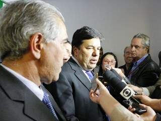 Governador Reinaldo Azambuja ao lado do ministro da Educação, Mendonça Filho, em Dourados (Foto: Helio de Freitas)