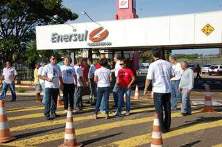 Funcionários da Enersul fazem piquete na porta do centro administrativo da empresa. (foto: Simão Nogueira)