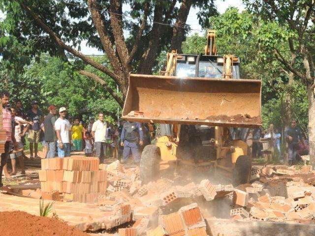 Em meio a desocupa&ccedil;&atilde;o, barracos sinalizam resist&ecirc;ncia em &aacute;rea invadida