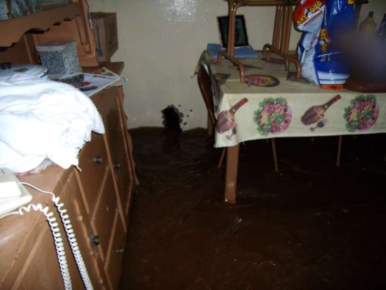 Ainda em março de 2009, foi preciso quebrar parede da casa para que água saísse