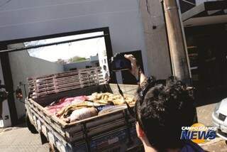 Corpos de quatro criminosos foram transportados em caminhonete (Foto: Dourados News)