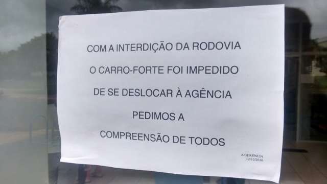 Com estrada bloqueada, Paranhos est&aacute; sem combust&iacute;vel e dinheiro