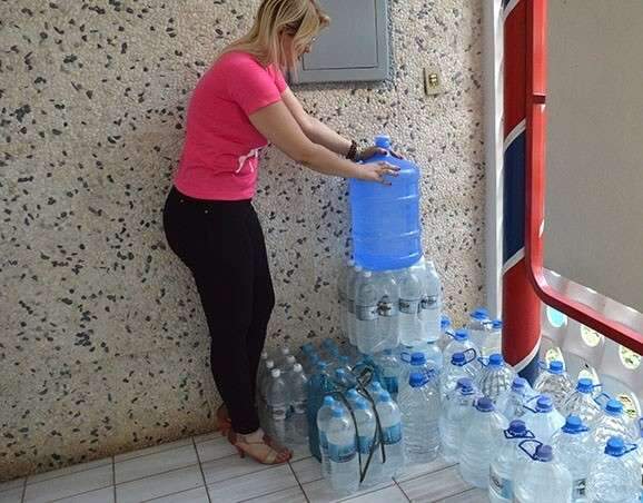 Volunt&aacute;rios se unem para arrecadar &aacute;gua mineral e enviar para Minas Gerais