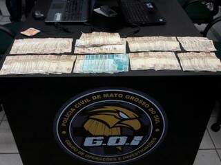 Dinheiro apreendido com o foragido da Justiça, capturado no bairro Aero Rancho (Foto: Divulgação/Polícia Civil)