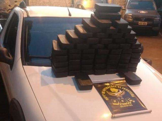 Dois s&atilde;o presos com 62 quilos de coca&iacute;na escondidos em fundo falso de picape